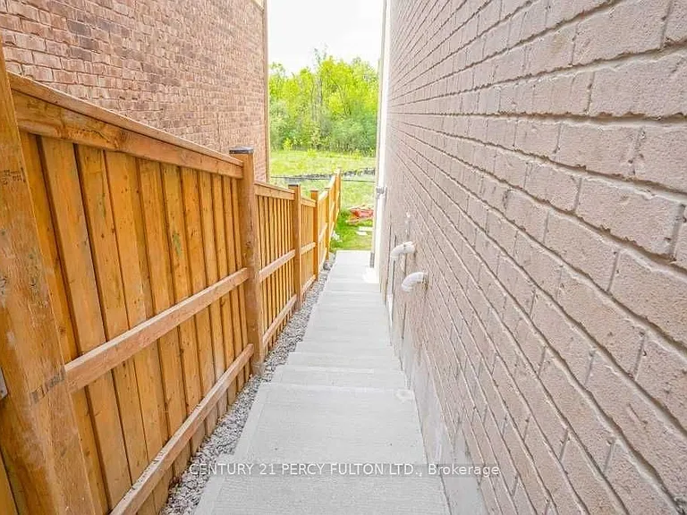 1040 Foxtail Cres #BASEMENT — Photo 2