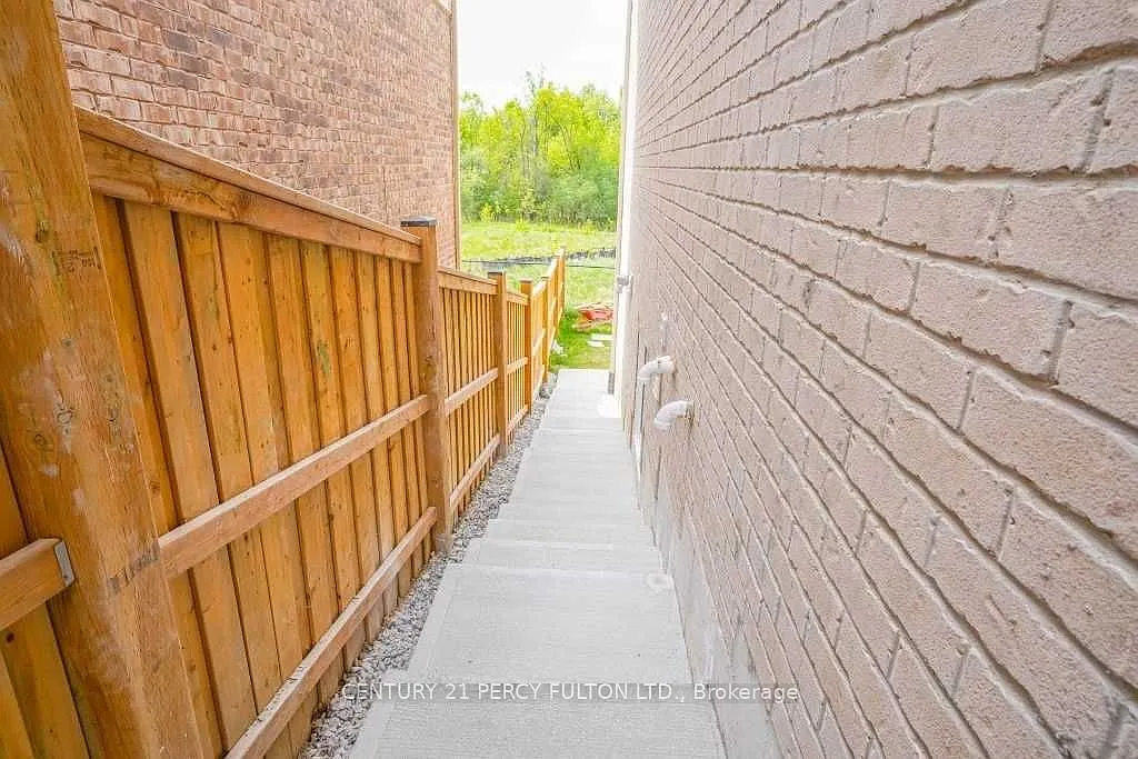 Building Photo - 1040 Foxtail Cres #BASEMENT