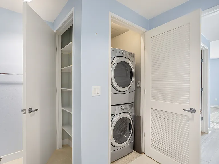 21301 Erwin St #526 — Photo 11