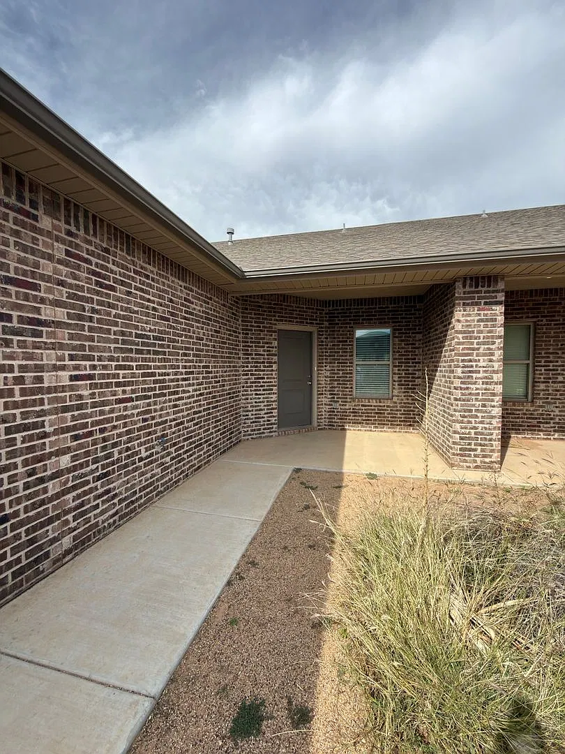 2 Bedroom Townhome Located In Iron Horse Division! — Photo 2