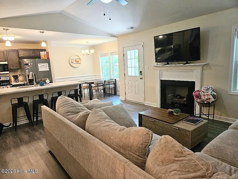 207 Sherwood Rd — Photo 4