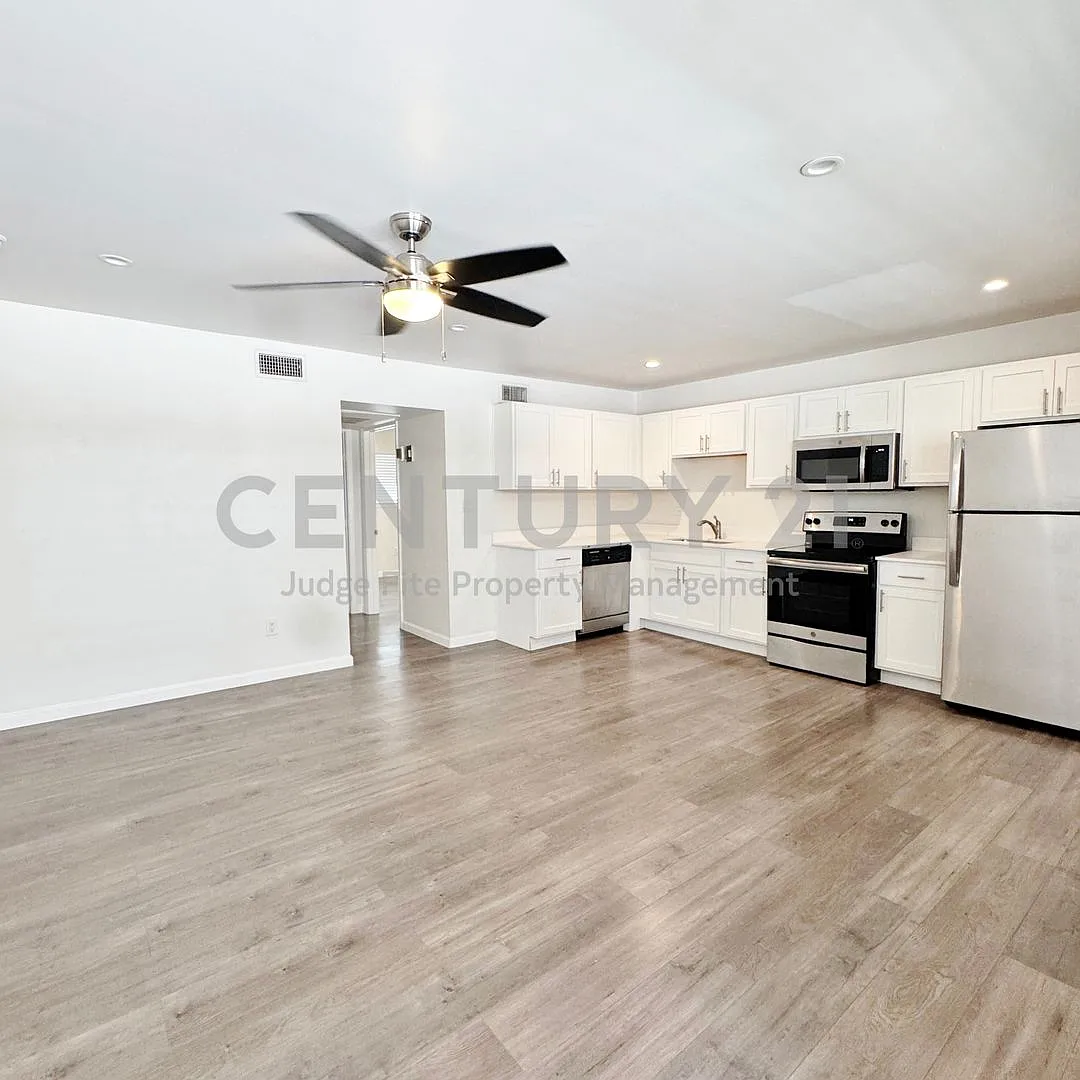 Stylish 1/1 Apartment in Prime Dallas Location Ready for Move-In! — Photo 1
