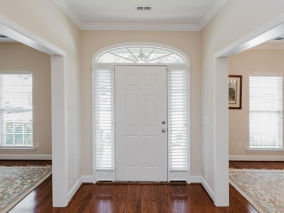 5th image of 124 Blackstone Ct