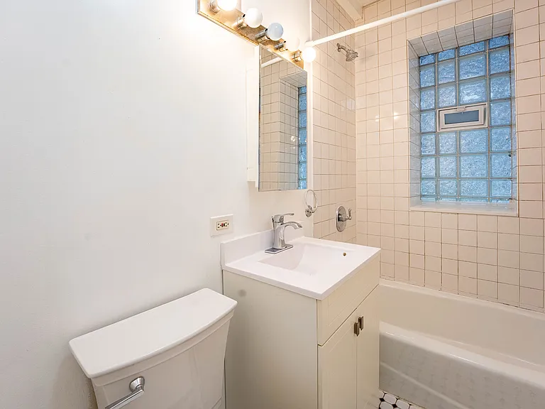 1012 N Oakley Blvd #G — Photo 11