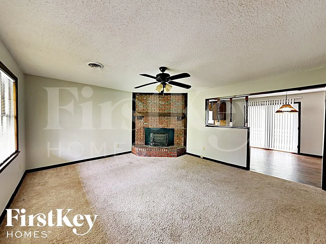 3 bed, 2.0 bath, 961 sqft, $1,915 — Photo 2