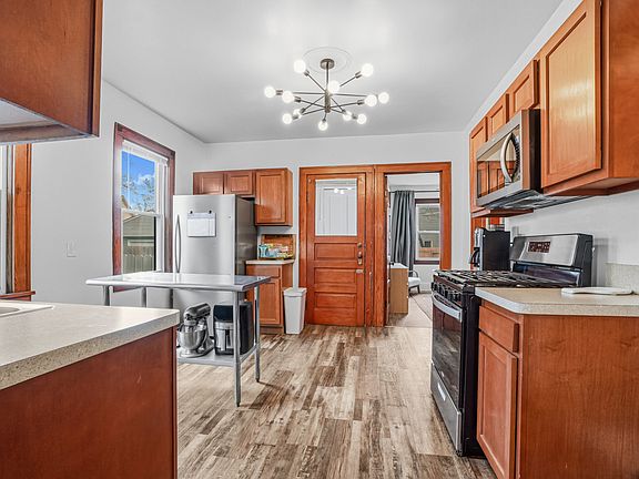 5th image of 939 Jefferson Ave APT 1