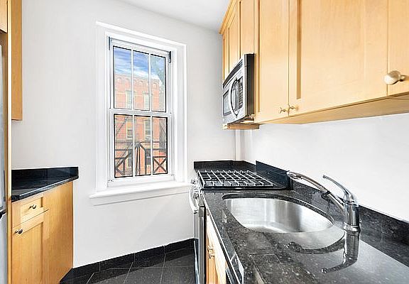 5th image of 1 Jane St APT 5a