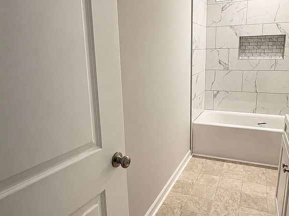 5th image of 309 Martin Cir