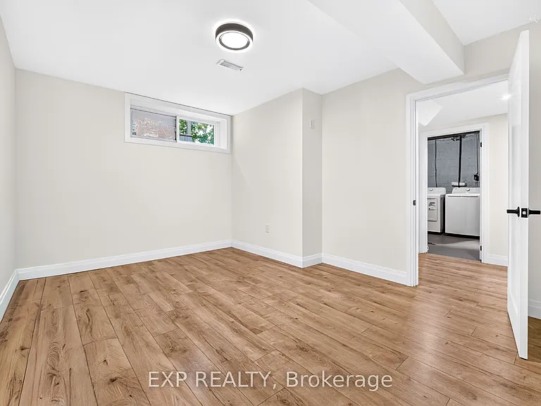 39 Treadgold Cres — Photo 15