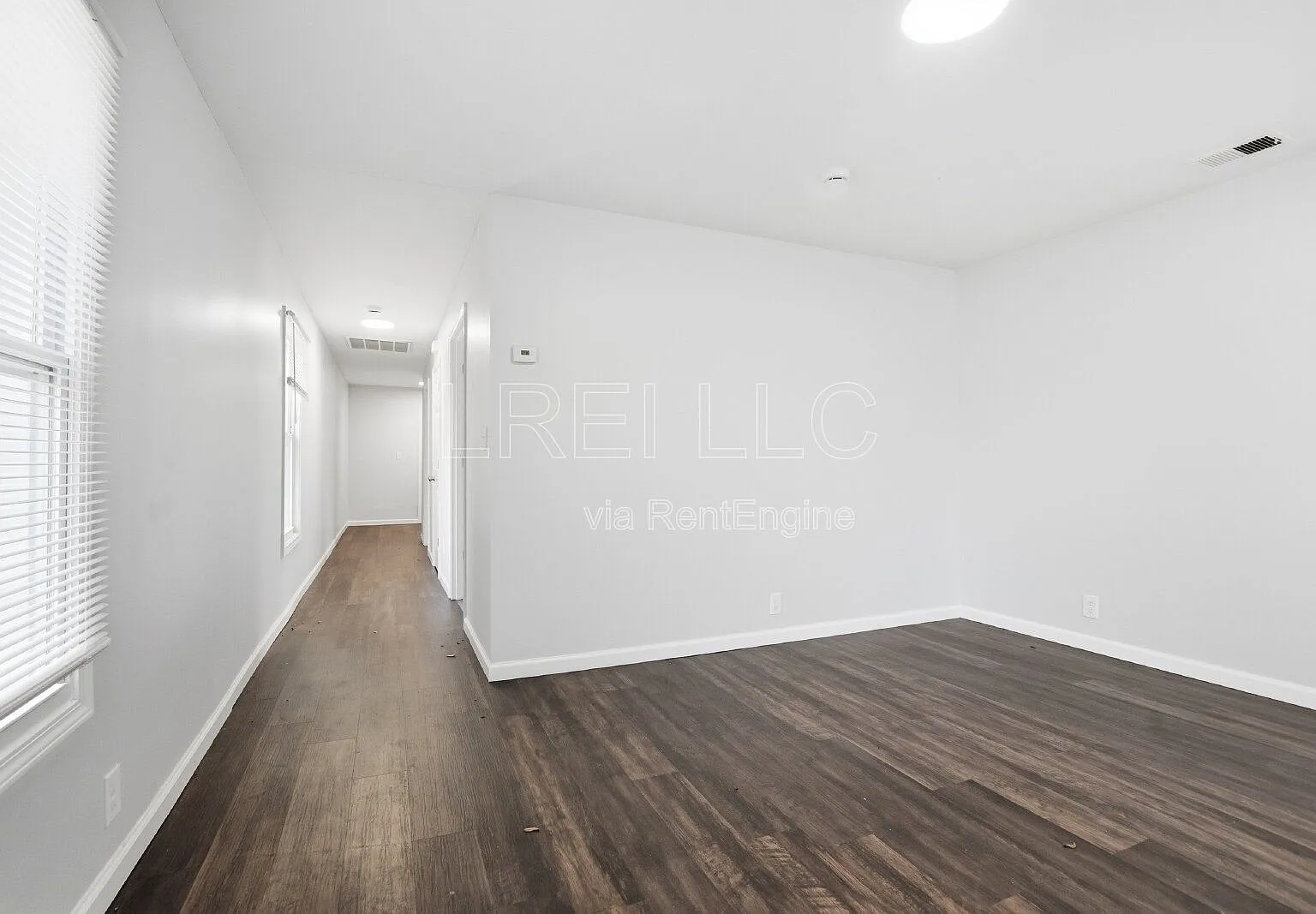 2 bed, 1.0 bath, 744 sqft, $1,060 — Photo 2