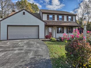 1043 Signal Hill Ln, Lancaster, PA