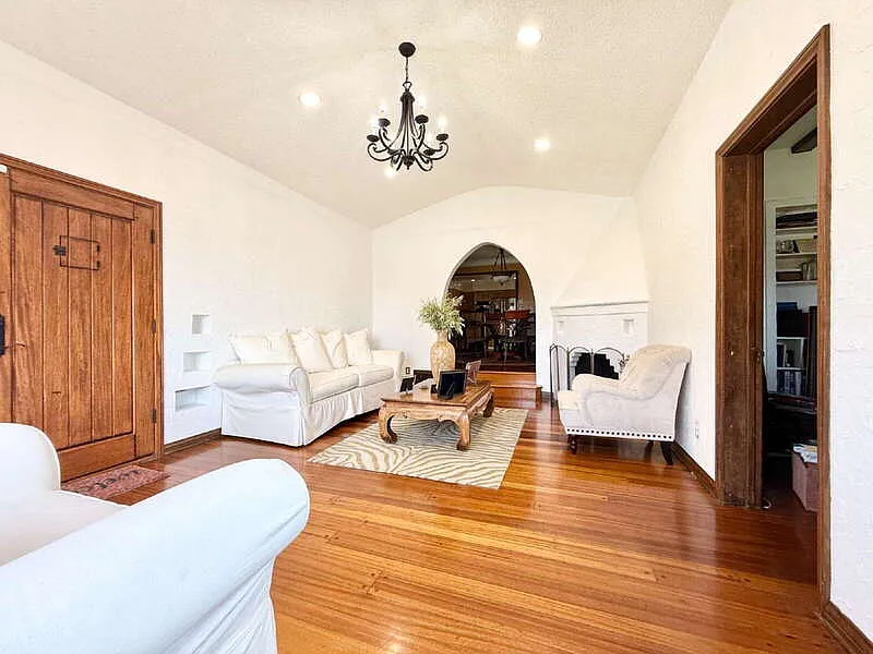 3 bed, 3.0 bath, 2899 sqft, $5,995 — Photo 3