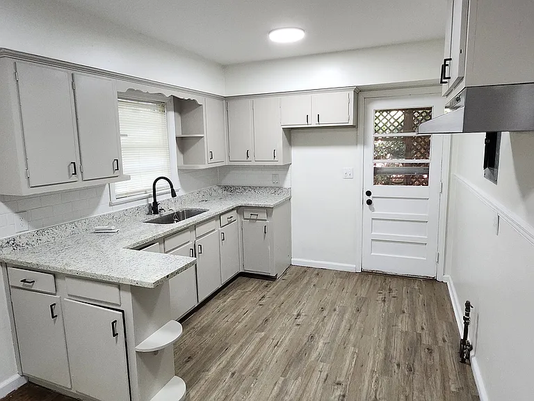 2752 Hawthorne Dr — Photo 4