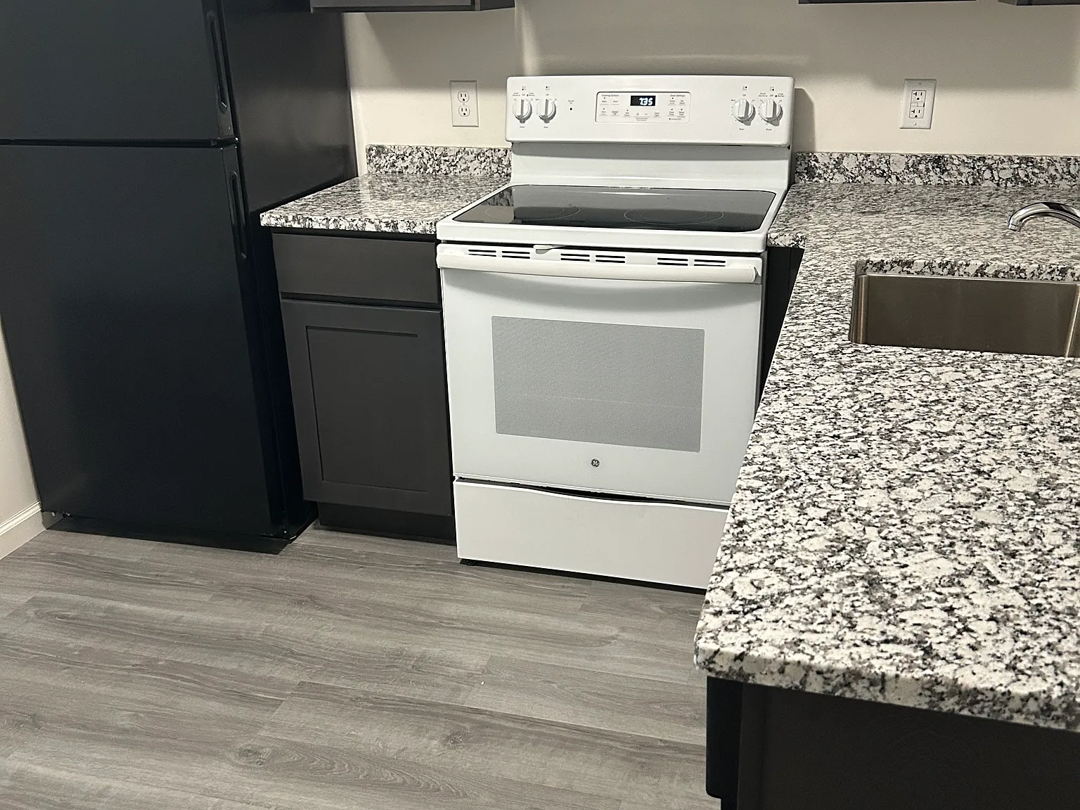 2 bed, 930 sqft, $1,650 — Photo 2