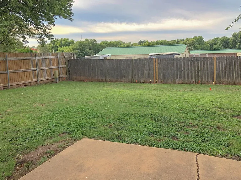 720 Robin Hill Rd — Photo 26