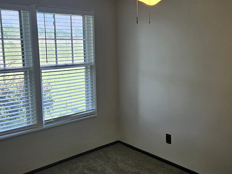 Bedroom w/ large closet