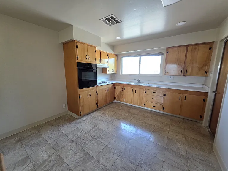 422 N Acacia Ave — Photo 5