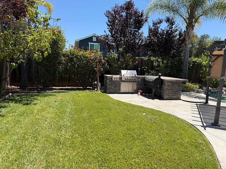 128 Regent Dr — Photo 39