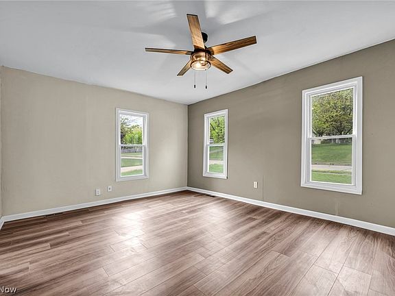 12th image of 262 E Walnut St