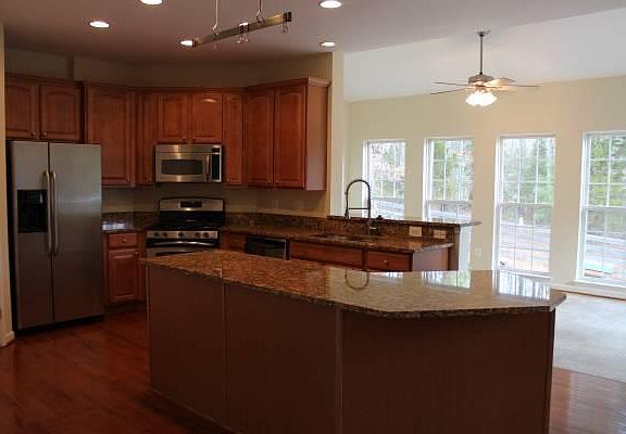 Kitchen and Morning Room w/ Breakfast Bar & Lake Views