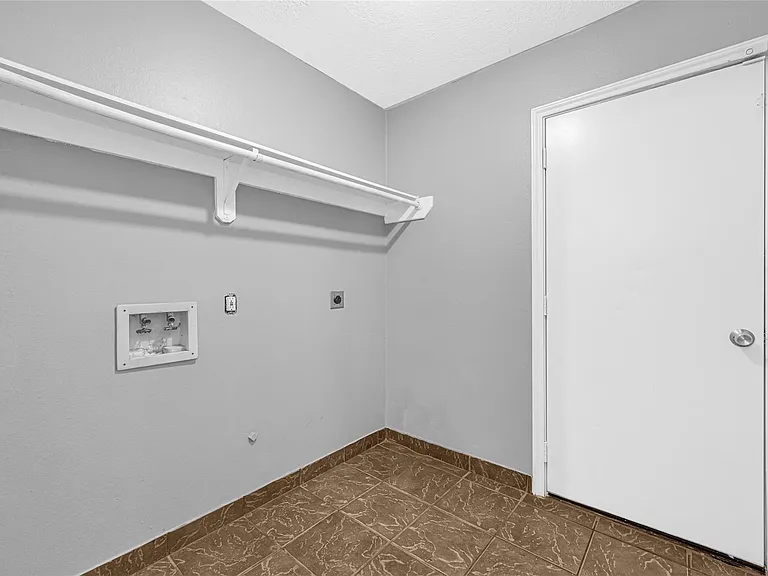 18931 Iris Ln — Photo 11