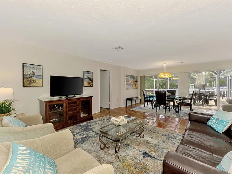 4946 Commonwealth Dr — Photo 12