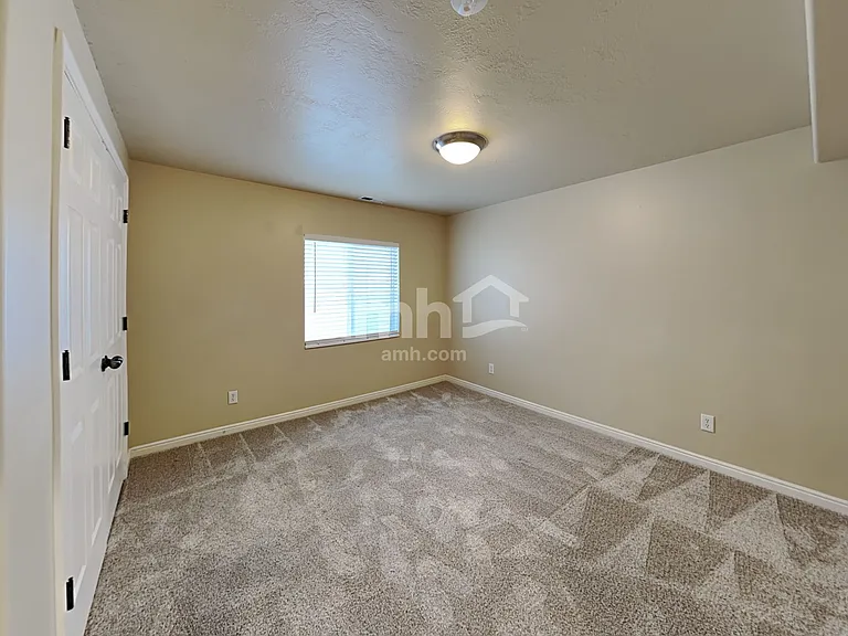2313 E 1450 S — Photo 21