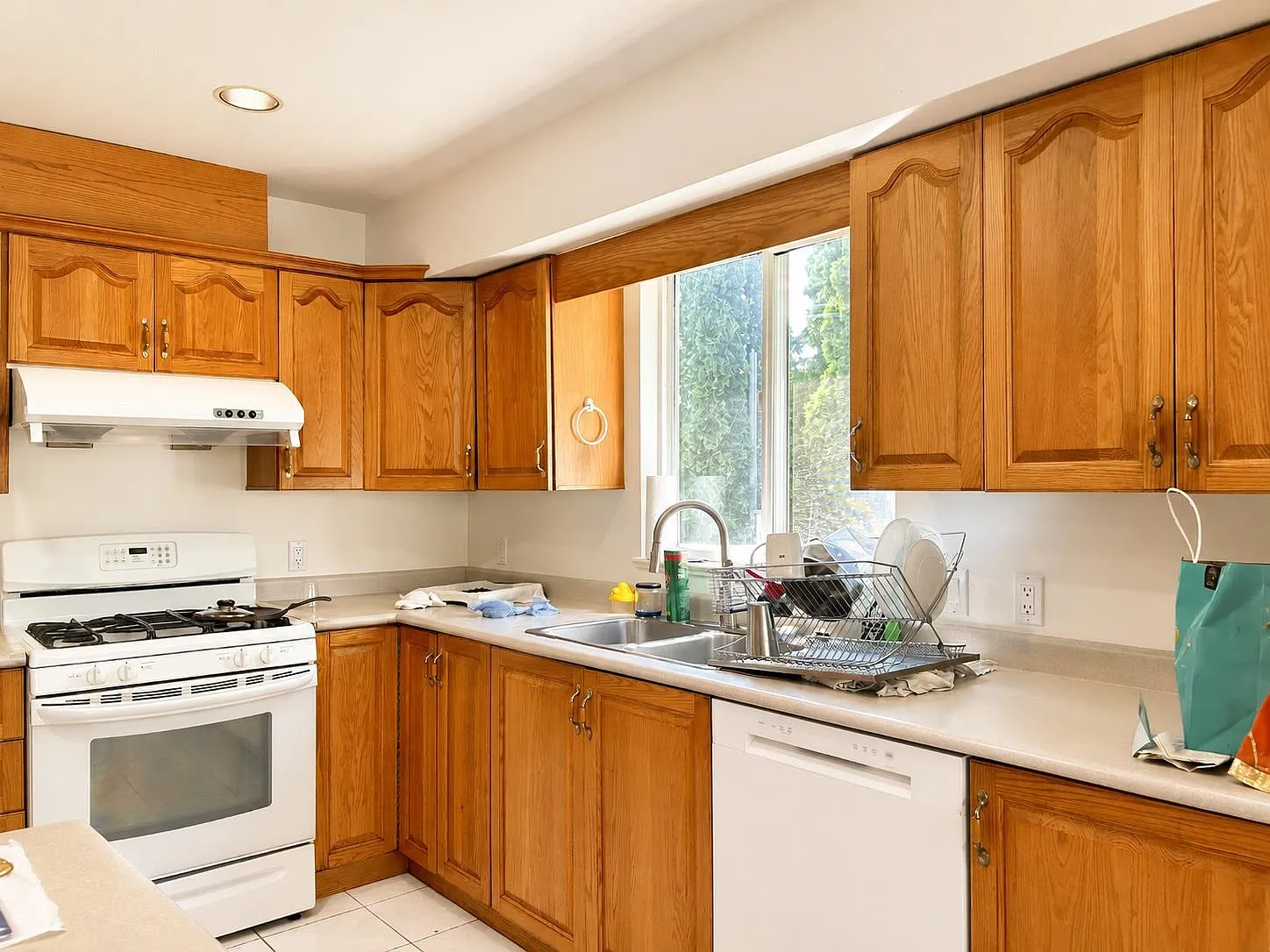 4 bed, 2600 sqft, $4,300 — Photo 4