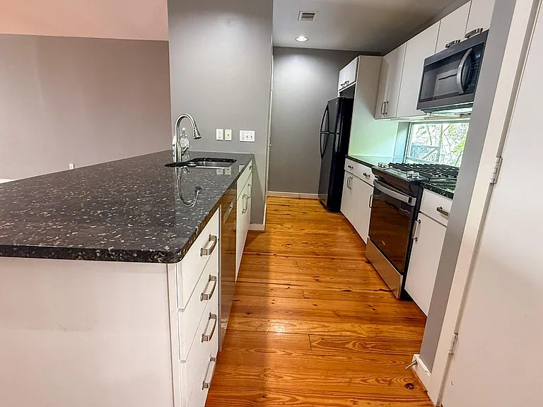 2605 Calumet St #16 — Photo 9