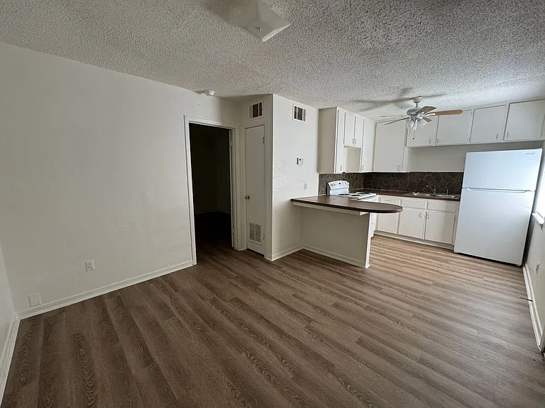 306 W Valley Rd — Photo 2