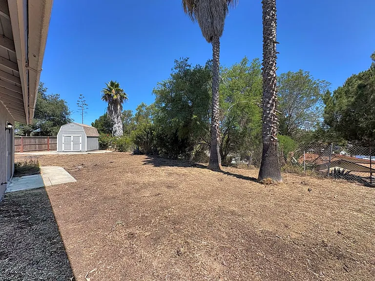 552 Luna Dr — Photo 18