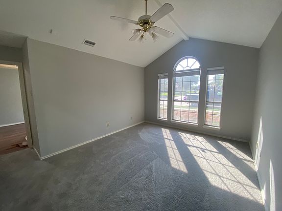 Private master with high ceiling, and New carpet.