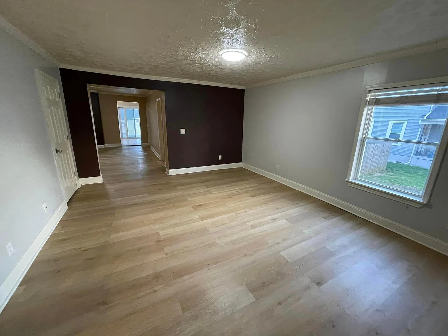 332 E Lincoln St — Photo 3