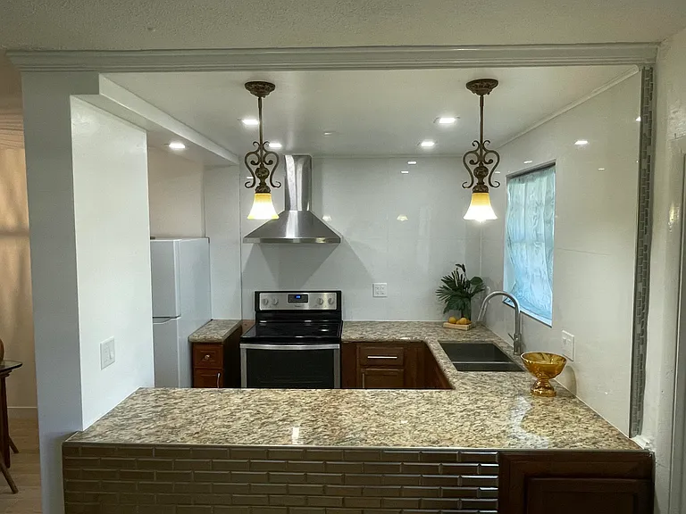 30 SE 13th St #A2 — Photo 4