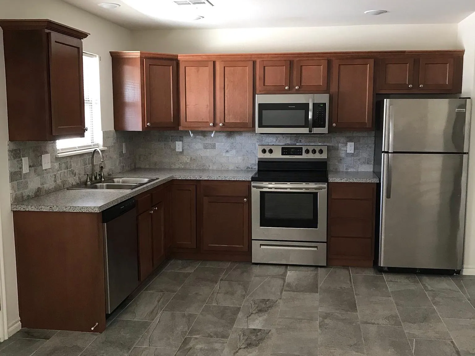 200 Davis Ave — Photo 2