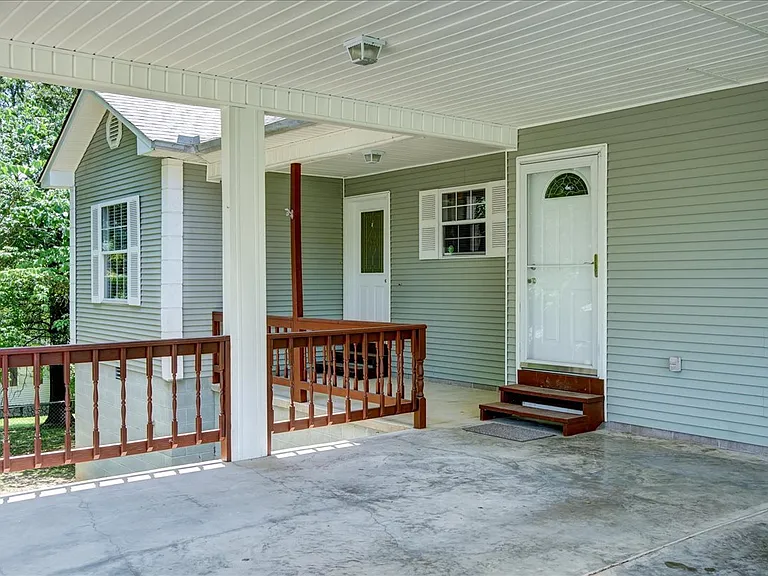 328 Cain Rd — Photo 4