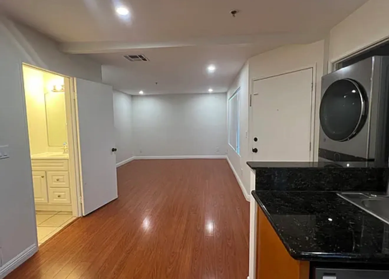 2 bed, 2.5 bath, 900 sqft, $2,650 — Photo 2