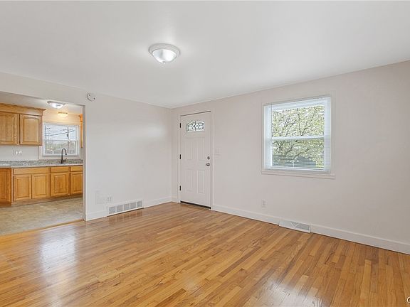 5th image of 103 Pulaski St
