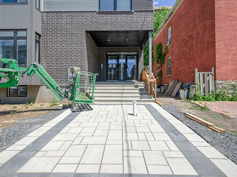9 Spadina Ave #2 — Photo 1