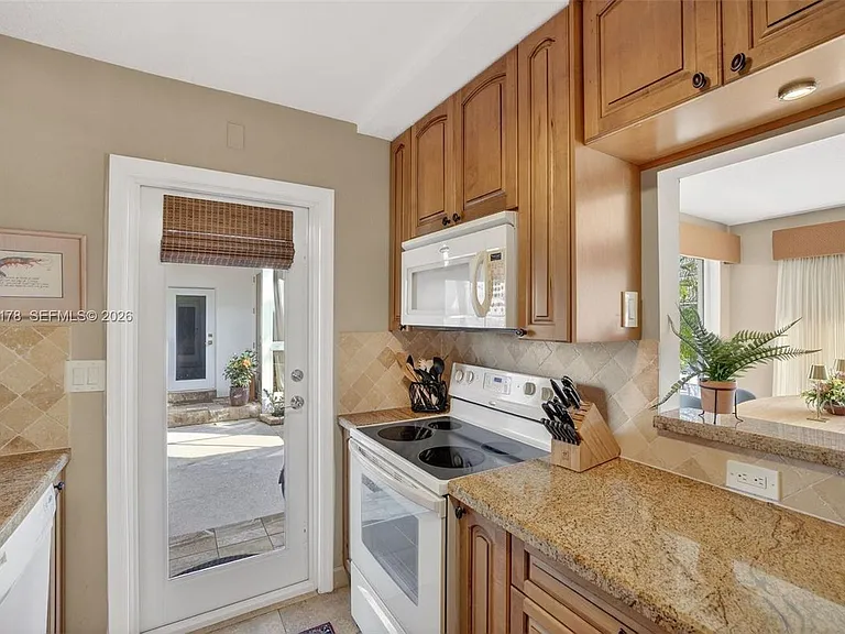 180 Isle Of Venice Dr #121 — Photo 4