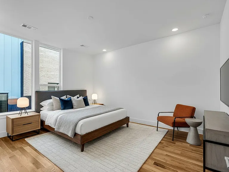 426 W 9th St #108 — Photo 19