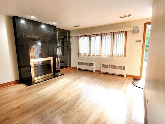 4th image of 311 Ridge St