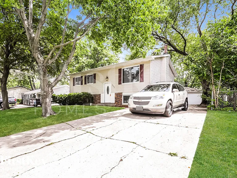 222 Pacific Dr — Photo 2