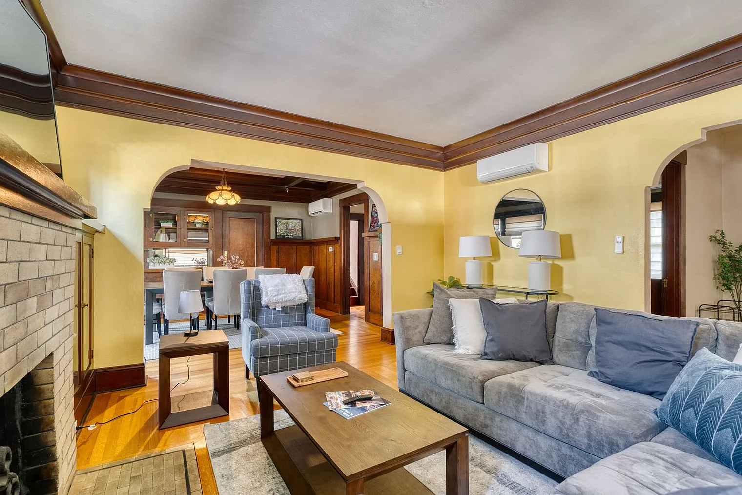 2 bed, 1.0 bath, 2098 sqft, $4,965 — Photo 2