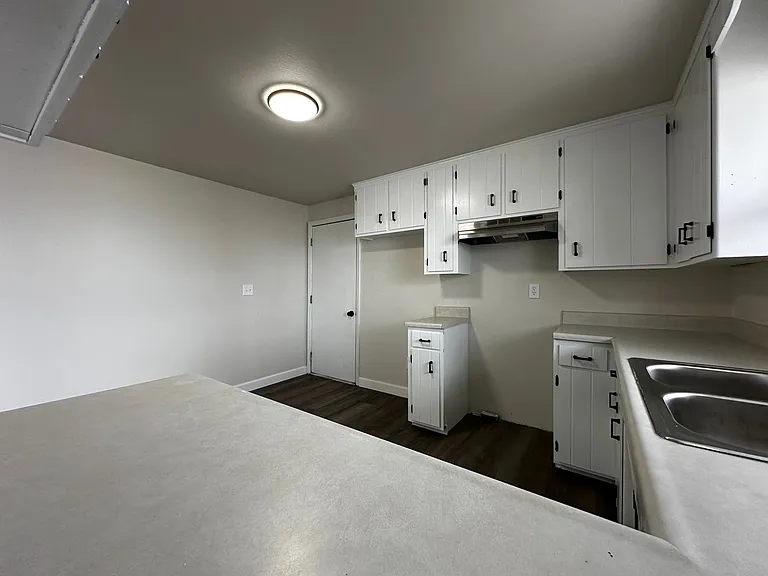 2746 Nicolet Dr — Photo 10