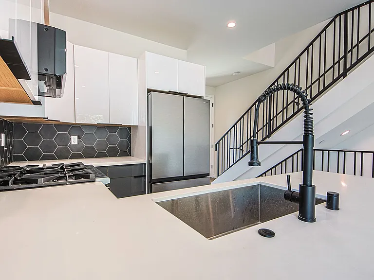 10717 Addison St — Photo 14