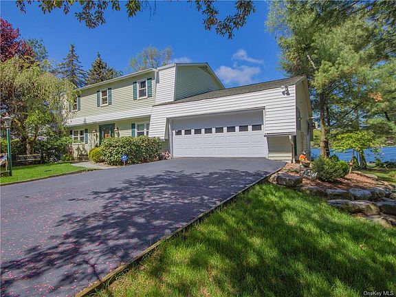 3rd image of 121 Lake Shore Dr E