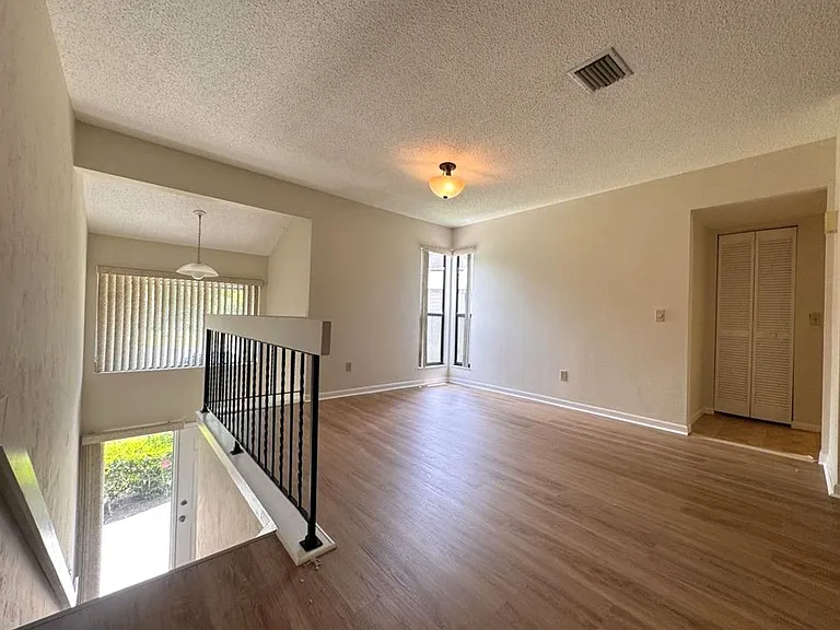 36 Oxford Ln — Photo 2
