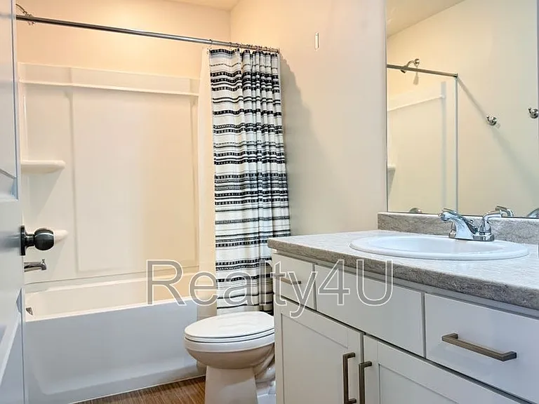 138 E Crown Point Dr — Photo 10