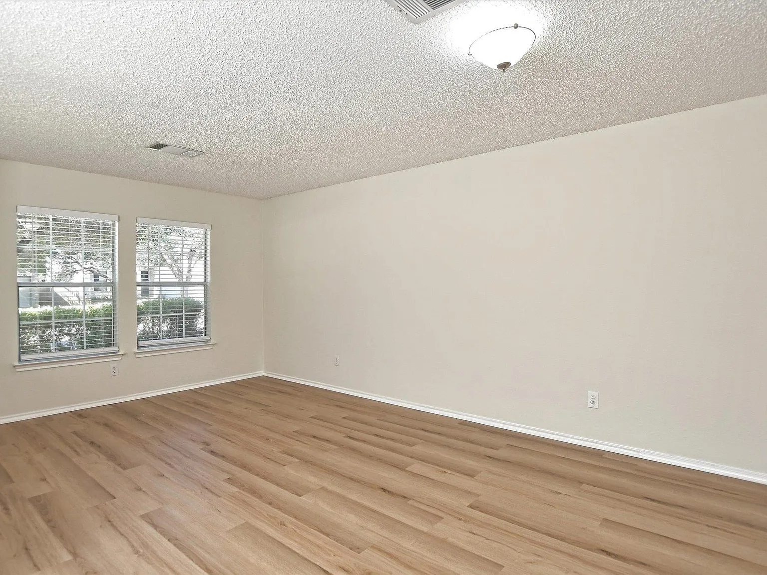 4 bed, 2.5 bath, 2593 sqft, $2,255 — Photo 4